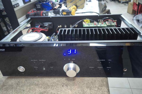 Amplificador Advance Acoustic X‑190 abierto para reparación en Sator Electrónica
