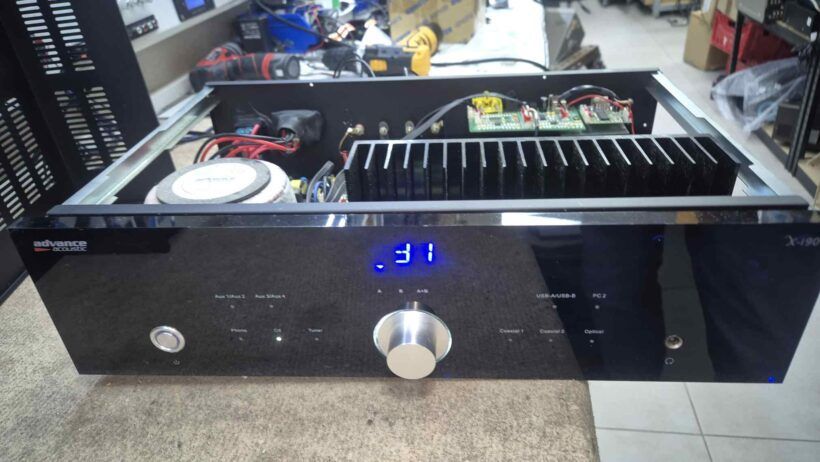 Amplificador Advance Acoustic X‑190 abierto para reparación en Sator Electrónica