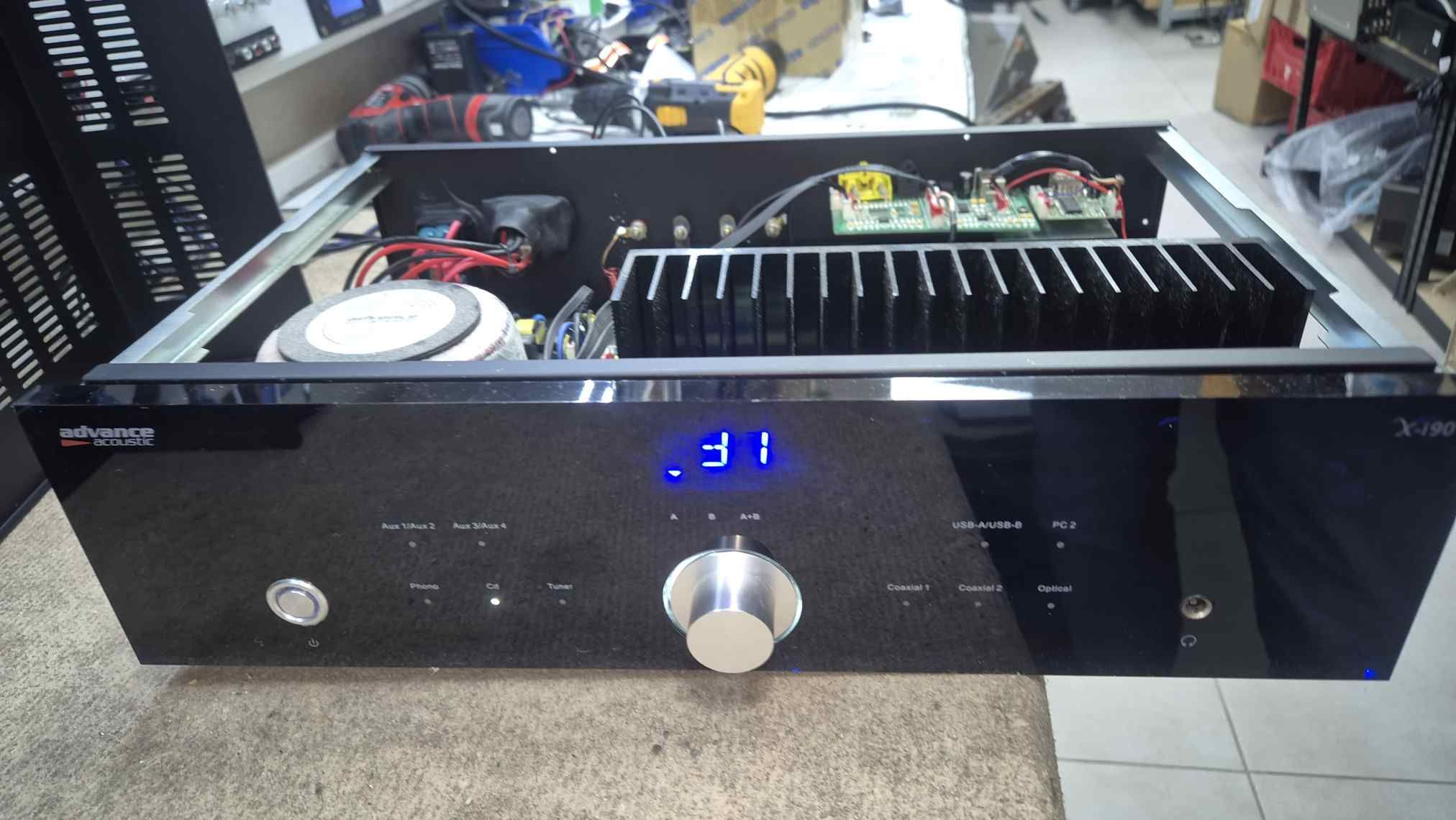 Amplificador Advance Acoustic X‑190 abierto para reparación en Sator Electrónica